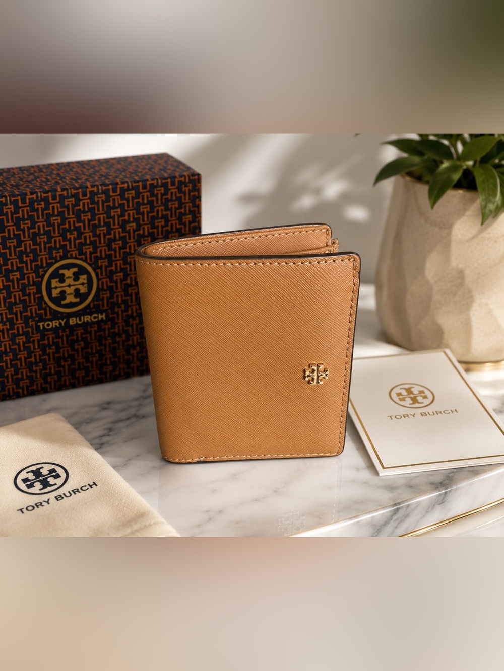 Tory Burch Emerson Compact Wallet Saffiano Leather. EUC